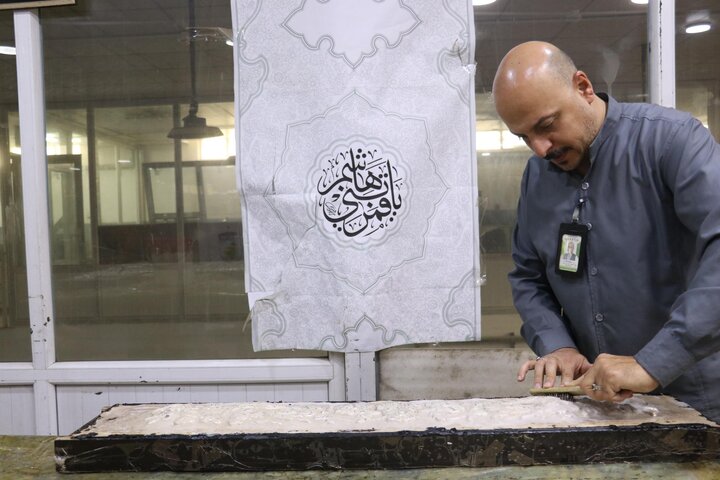 المباشرة بأعمال واجهة شبّاك في صحن مرقد أبي الفضل العباس (ع) بقاطع النساء