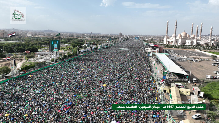 تقرير مصور/ جماهير غفيرة تشارك في احتفال بهيج بمناسبة ولادة النبي (ص) في مدينة صنعاء