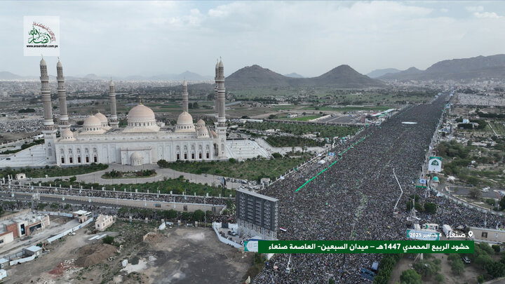 تقرير مصور/ جماهير غفيرة تشارك في احتفال بهيج بمناسبة ولادة النبي (ص) في مدينة صنعاء