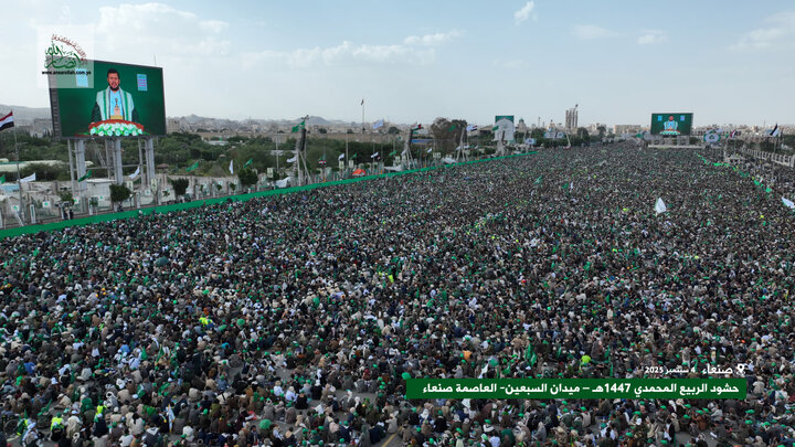 تقرير مصور/ جماهير غفيرة تشارك في احتفال بهيج بمناسبة ولادة النبي (ص) في مدينة صنعاء
