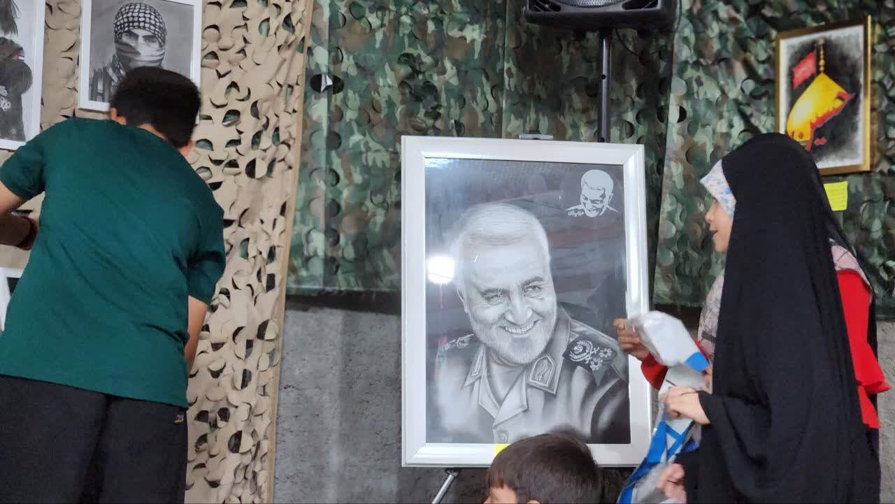 نمایشگاه "جان‌فدا" ثمره دست دختران نوجوان قمی در حال برگزاری است + عکس و ویدیو