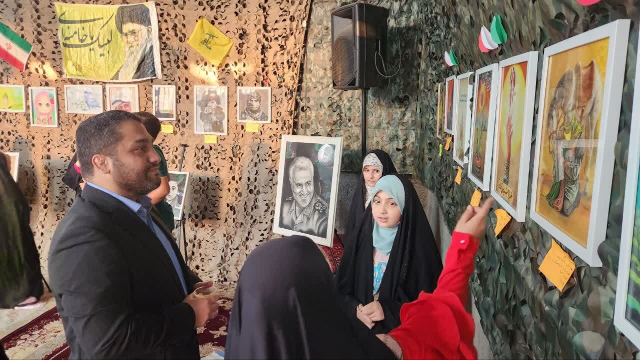 نمایشگاه "جان‌فدا" ثمره دست دختران نوجوان قمی در حال برگزاری است + عکس و ویدیو