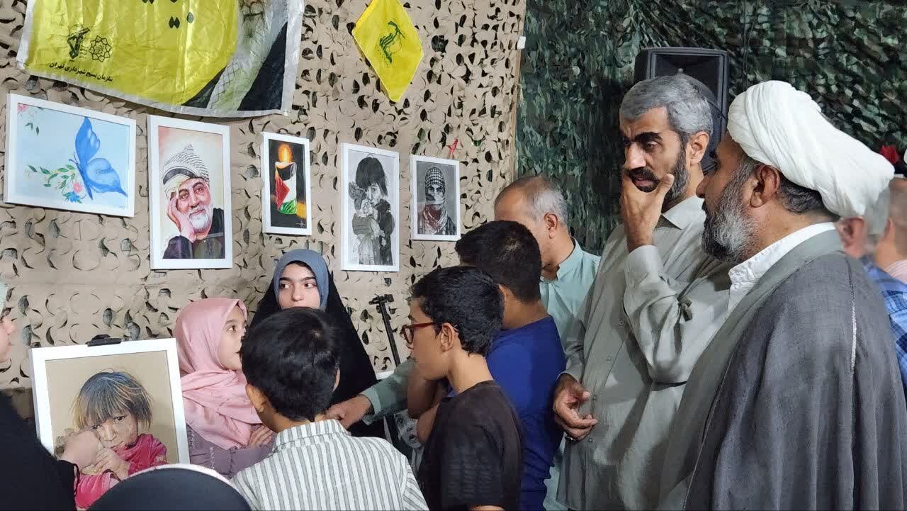 نمایشگاه "جان‌فدا" ثمره دست دختران نوجوان قمی در حال برگزاری است + عکس و ویدیو