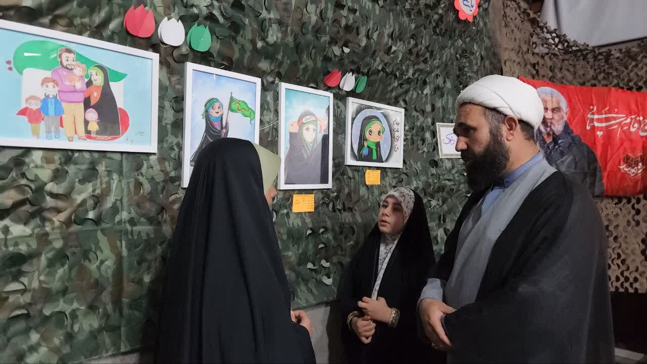 نمایشگاه "جانفدا" ثمره دست دختران نوجوان قمی در حال برگزاری است + عکس و ویدیو