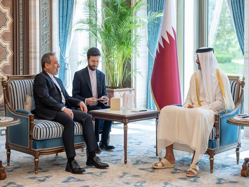 Araghchi delivers President Pezeshkian’s message to Emir of Qatar