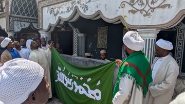Bendera ya Mtume Muhammad (s.a.w.w) Yapandishwa Masjid Ghadiir Kigogo – Ujumbe wa Amani na Umoja Watolewa +Picha