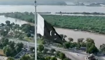 یومِ دفاع: سکھر میں 300 فٹ اونچا، 84 فٹ لمبا اور 56 فٹ چوڑا سبز ہلالی پرچم لہرایا گیا