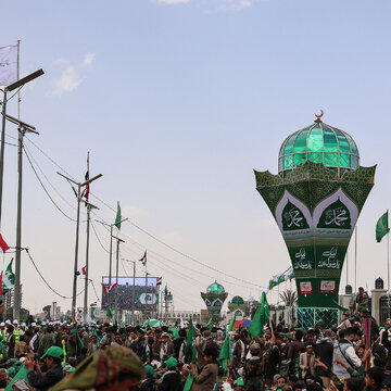 صنعا میں عید میلاد النبی ﷺ کی خوشیوں کا سماء، ہزاروں افراد نے جلوس میں شرکت کی