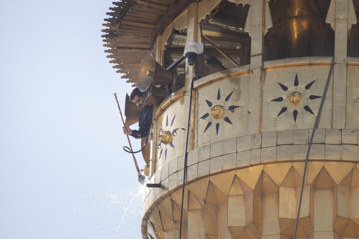 غسل وتنظيف منارتي مرقد أبي الفضل العباس (عليه السلام)