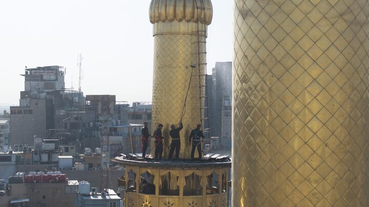غسل وتنظيف منارتي مرقد أبي الفضل العباس (عليه السلام)