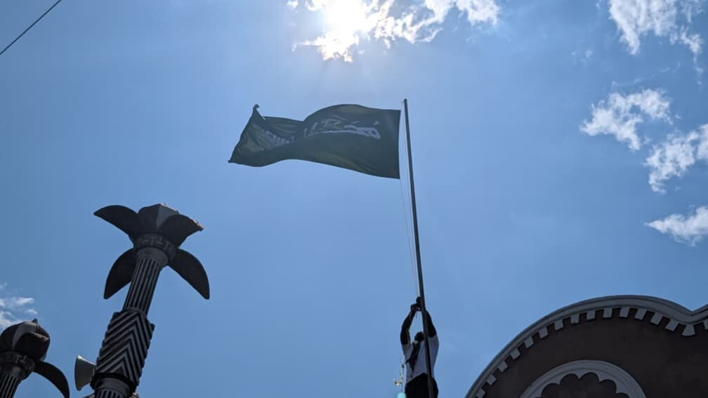 Bendera ya Mtume Muhammad (s.a.w.w) Yapandishwa Masjid Ghadiir Kigogo – Ujumbe wa Amani na Umoja Watolewa +Picha