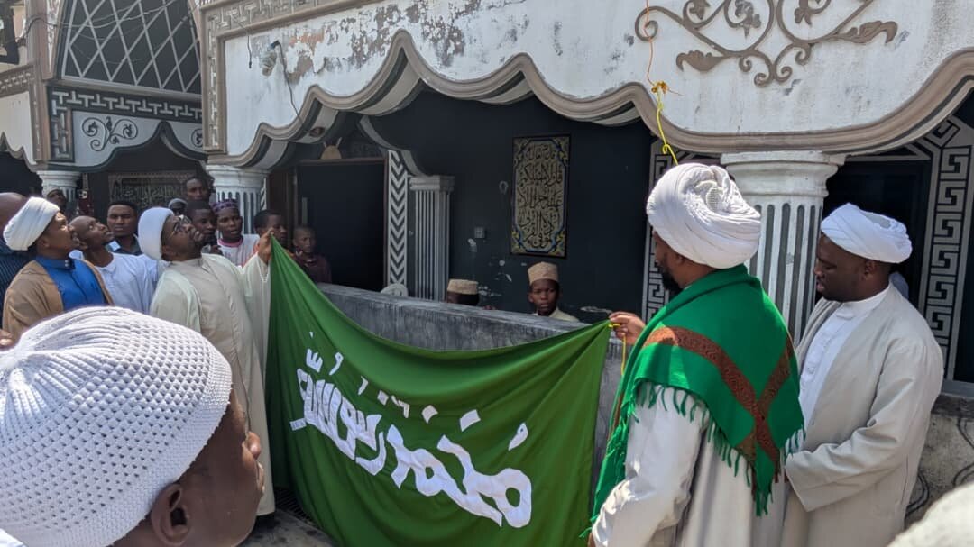 Bendera ya Mtume Muhammad (s.a.w.w) Yapandishwa Masjid Ghadiir Kigogo – Ujumbe wa Amani na Umoja Watolewa +Picha
