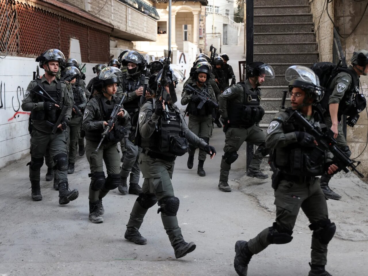 Israeli criminal police raid Anata and detain 16 citizens near Al-Quds