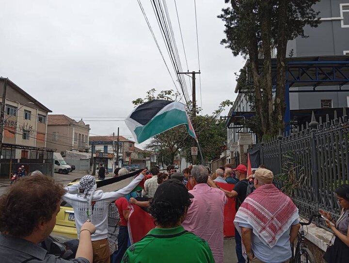 Photos: Activists in Santos demand halt to steel shipments bound for Israel