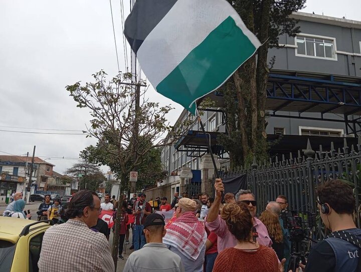 Photos: Activists in Santos demand halt to steel shipments bound for Israel