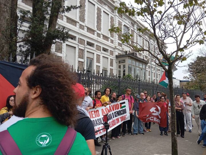 Photos: Activists in Santos demand halt to steel shipments bound for Israel
