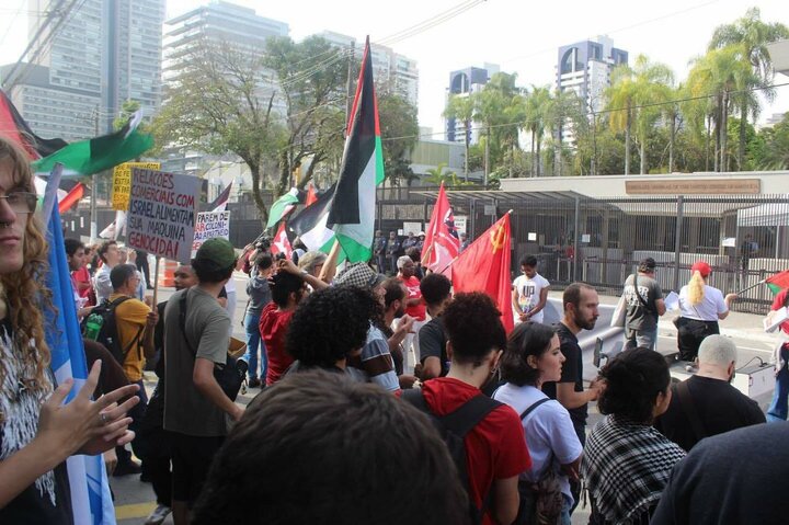 Photos: Activists in Santos demand halt to steel shipments bound for Israel