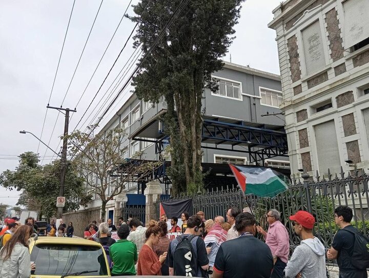Photos: Activists in Santos demand halt to steel shipments bound for Israel