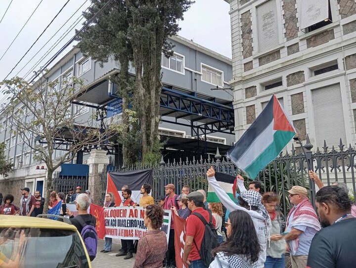 Photos: Activists in Santos demand halt to steel shipments bound for Israel