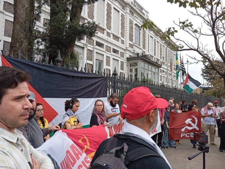 Photos: Activists in Santos demand halt to steel shipments bound for Israel