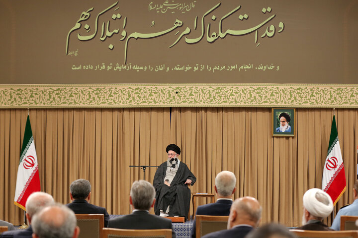 رهبر انقلاب در دیدار اعضای دولت: روحیه کار و تلاش را بر حالت نه جنگ و نه صلح غلبه بدهیم