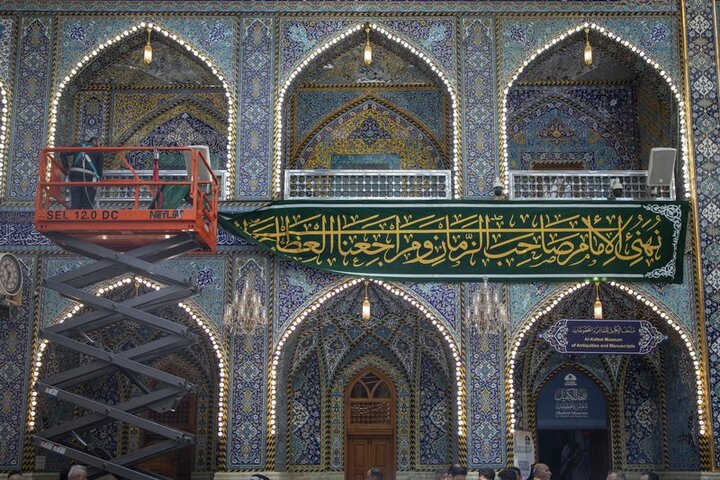 نشر لافتات احتفائية بذكرى المولد النبوي الشريف في العتبة العباسية المقدسة