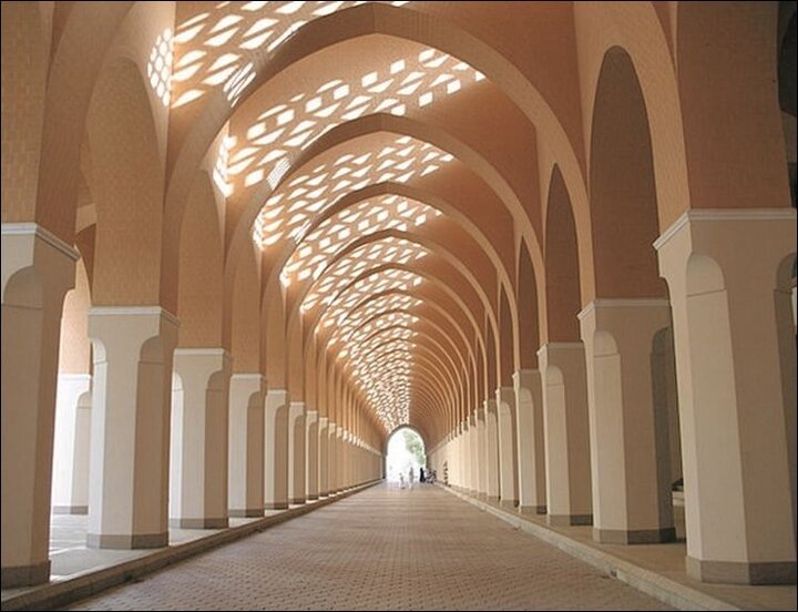 نفی نظام طبقاتی در اسلام و تاکید بر برادری و برابری انسانی