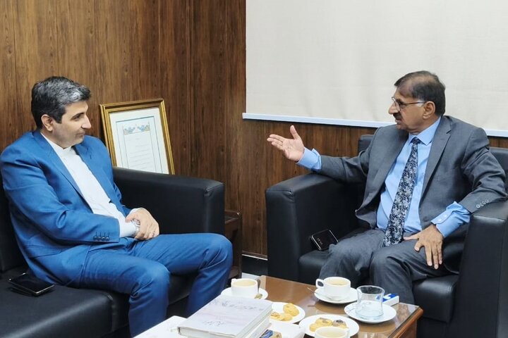 ضرورت ترجمه اشعار اردو اقبال لاهوری به زبان فارسی