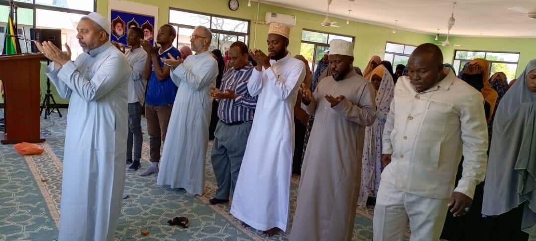 Qarii Mashuhuri wa Iran Azikonga Nyoyo za Waumini Usiku wa Maulidi ya Mtume Muhammad (s.a.w.w) +Picha