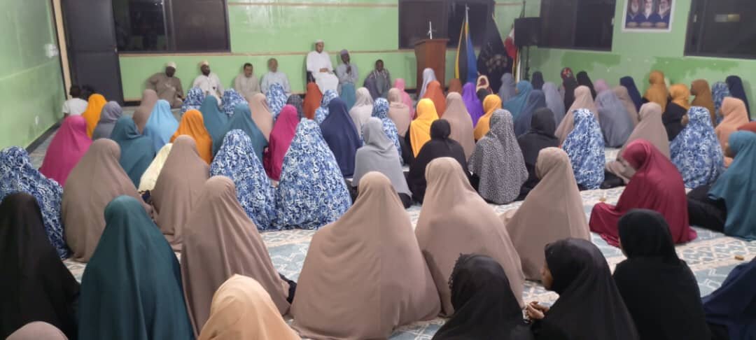 Qarii Mashuhuri wa Iran Azikonga Nyoyo za Waumini Usiku wa Maulidi ya Mtume Muhammad (s.a.w.w) +Picha