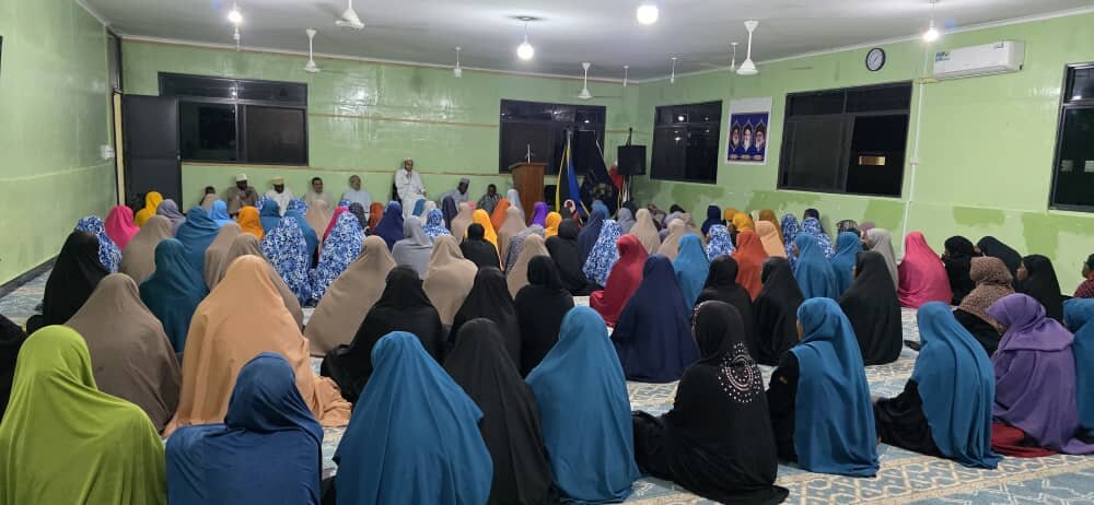 Qarii Mashuhuri wa Iran Azikonga Nyoyo za Waumini Usiku wa Maulidi ya Mtume Muhammad (s.a.w.w) +Picha