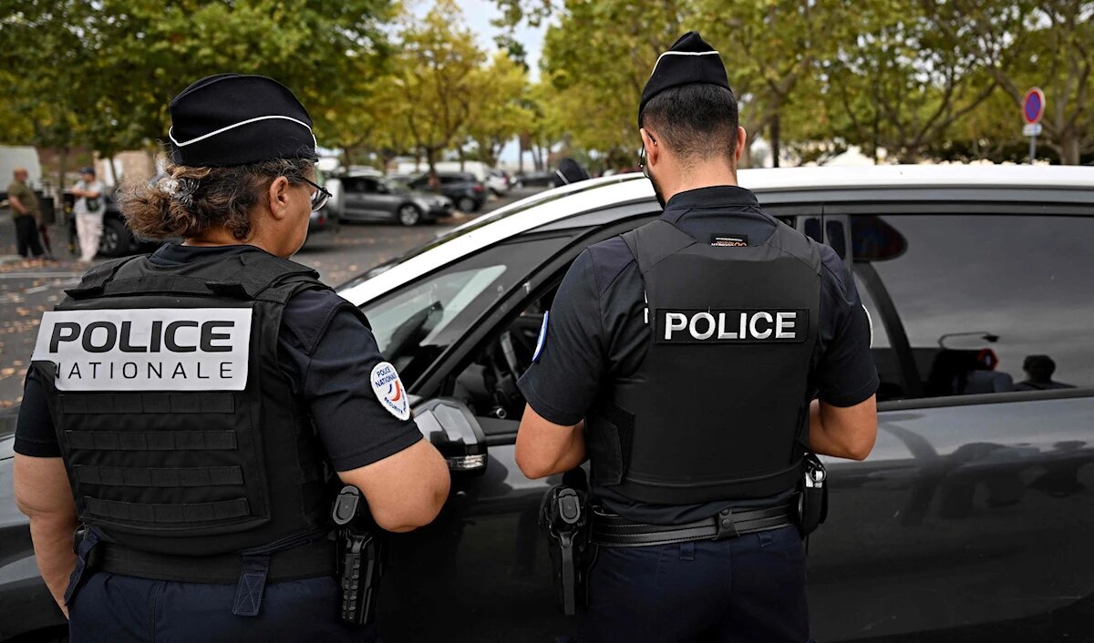 Pag-aresto sa Isang Kabataang Pranses Dahil sa Umano’y Kaugnayan sa ISIS Pag-aresto sa Isang Kabataang Pranses Dahil sa Umano’y Kaugnayan sa ISIS