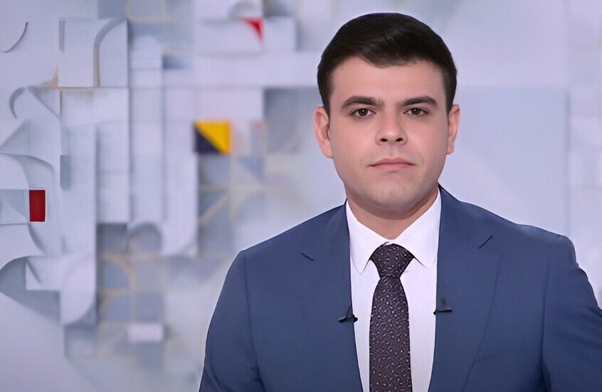 لحظة صادمة.. مذيع يفاجأ بتدمير منزله خلال تقديمه تغطية إخبارية