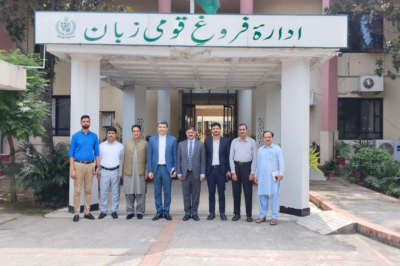 ضرورت ترجمه اشعار اردو اقبال لاهوری به زبان فارسی