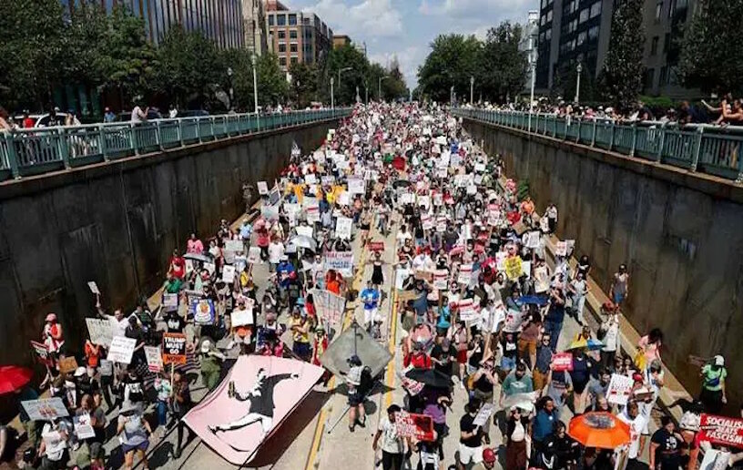 ট্রাম্পকে সরাতে ওয়াশিংটন ডিসিতে বিক্ষোভ