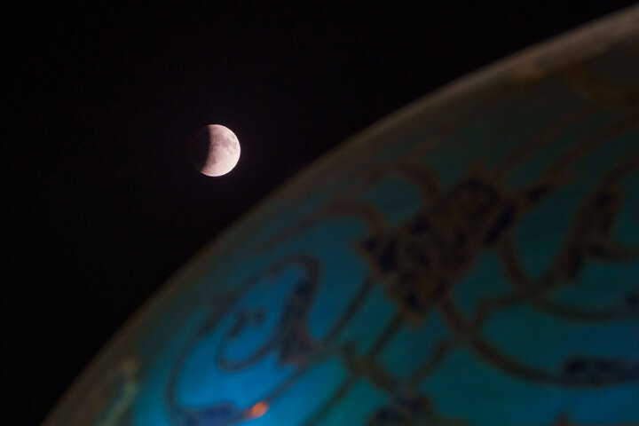 Photos: Beautiful scenes of lunar eclipse above Imam Reza holy shrine