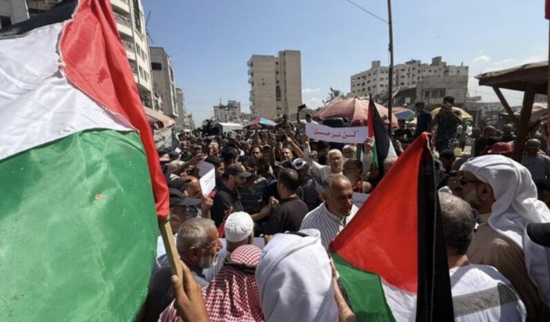 Filistinliler meydanlara çıktı: İsrail'in tahliye çağrısına kefenli yanıt