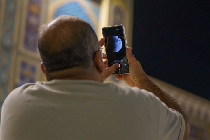 تقرير مصور/ خسوف القمر في سماء حرم الإمام الرضا (ع)