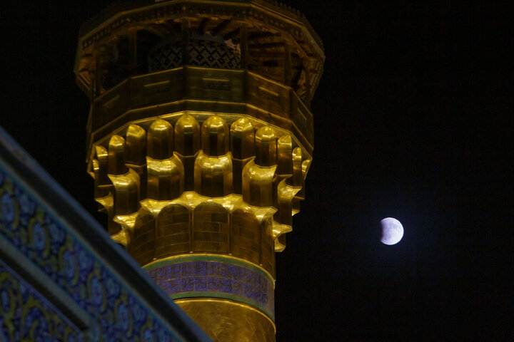 تقرير مصور/ خسوف القمر في سماء حرم الإمام الرضا (ع)