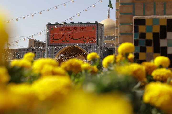 تقرير مصور/ تعلیق لافتات بمناسبة مولد النبي(ص) في الحرم الرضوي الشریف