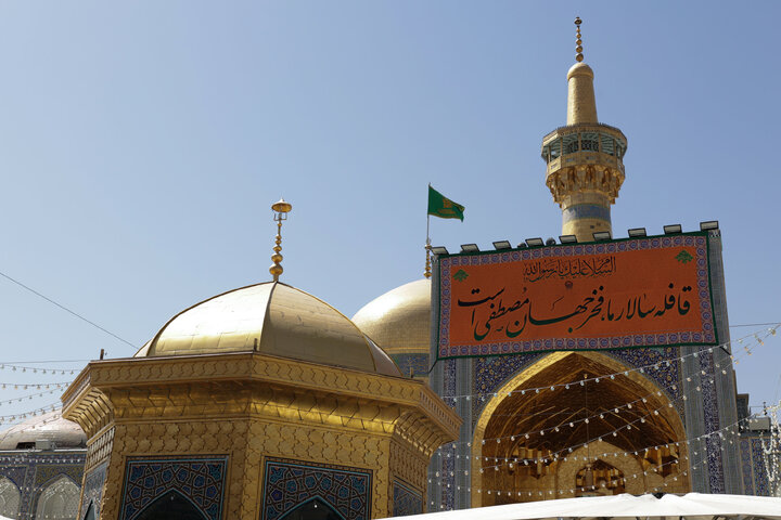 تقرير مصور/ تعلیق لافتات بمناسبة مولد النبي(ص) في الحرم الرضوي الشریف