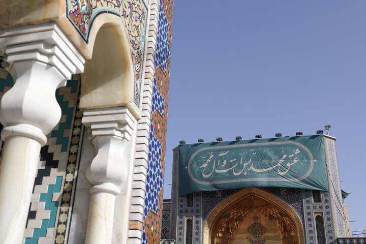 تقرير مصور/ تعلیق لافتات بمناسبة مولد النبي(ص) في الحرم الرضوي الشریف