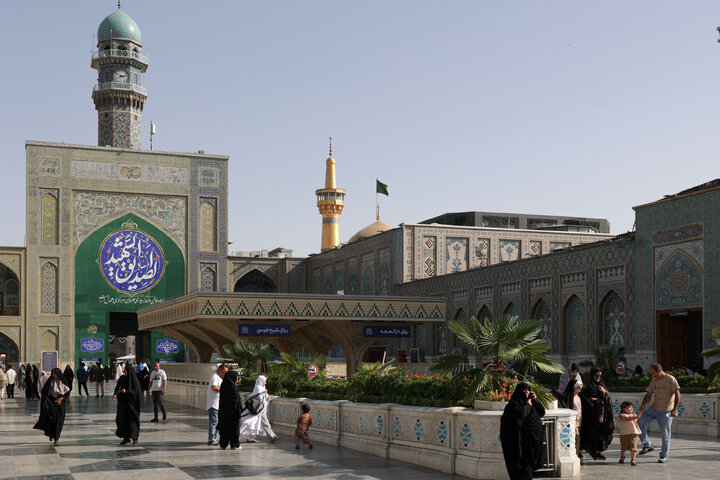 تقرير مصور/ تعلیق لافتات بمناسبة مولد النبي(ص) في الحرم الرضوي الشریف