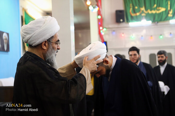 آئین عمامه گذاری طلاب در روز میلاد پیامبر اکرم(ص) و امام جعفر صادق(ع) در قم