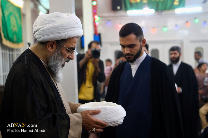 آئین عمامه گذاری طلاب در روز میلاد پیامبر اکرم(ص) و امام جعفر صادق(ع) در قم