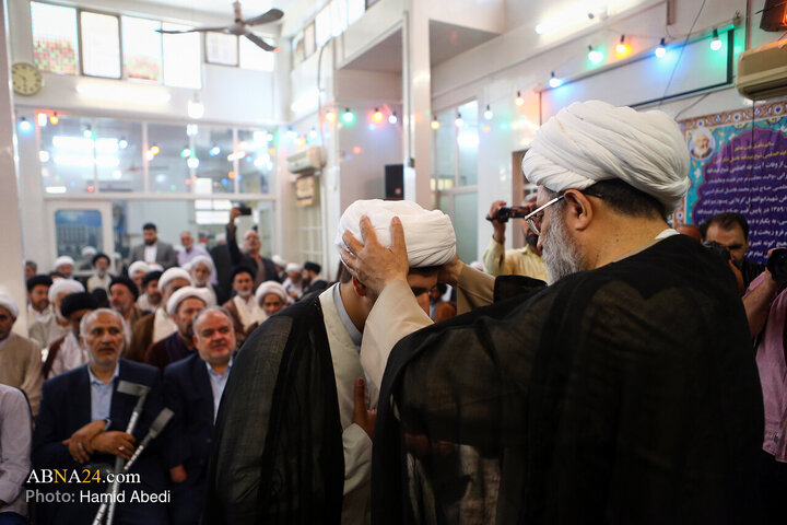 آئین عمامه گذاری طلاب در روز میلاد پیامبر اکرم(ص) و امام جعفر صادق(ع) در قم