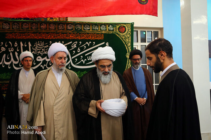 آئین عمامه گذاری طلاب در روز میلاد پیامبر اکرم(ص) و امام جعفر صادق(ع) در قم
