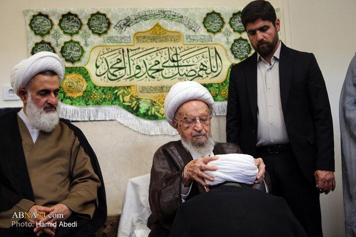 آئین عمامه گذاری طلاب در روز میلاد پیامبر اکرم(ص) و امام جعفر صادق(ع) در قم