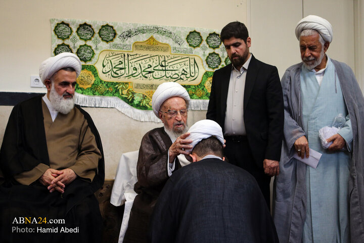 آئین عمامه گذاری طلاب در روز میلاد پیامبر اکرم(ص) و امام جعفر صادق(ع) در قم