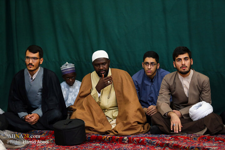 آئین عمامه گذاری طلاب در روز میلاد پیامبر اکرم(ص) و امام جعفر صادق(ع) در قم
